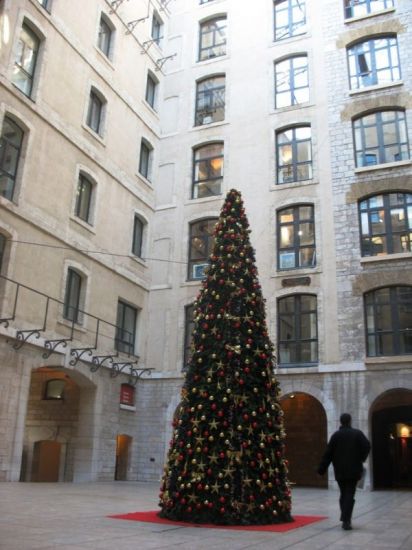 Sapin Noël géant moderne à Monaco